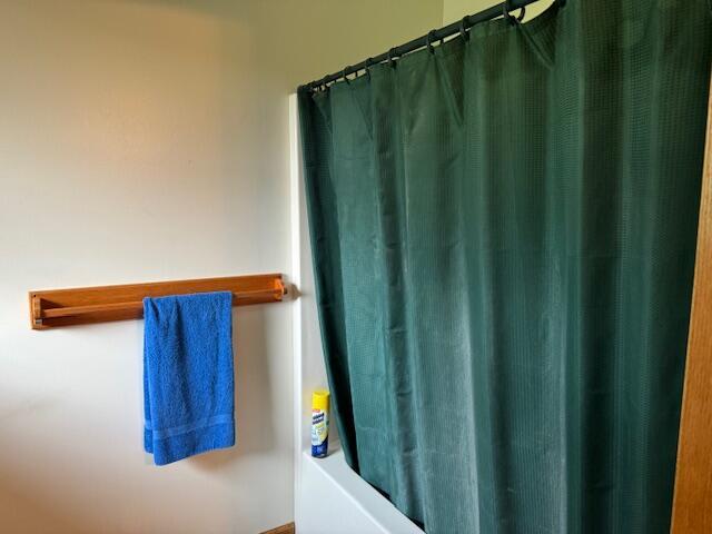 bathroom with shower / tub combo with curtain