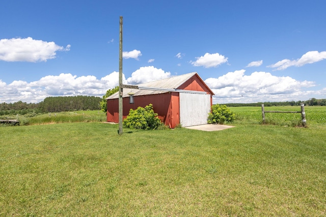 view of yard featuring a rural view and an outbuilding