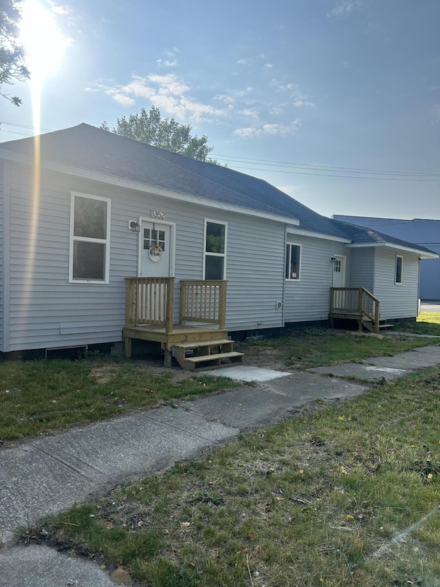 view of front of property featuring a front yard