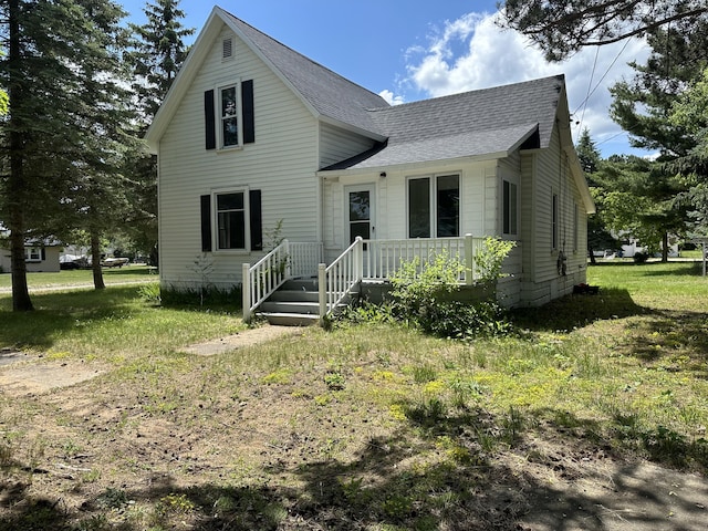 view of front of property featuring a front lawn