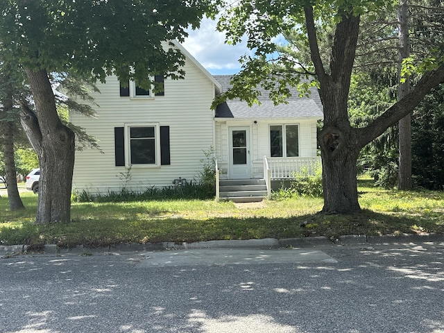 view of front of property featuring a front lawn