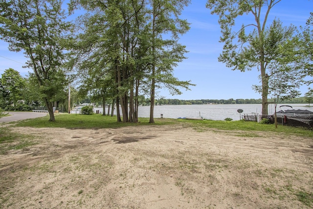 view of yard featuring a water view