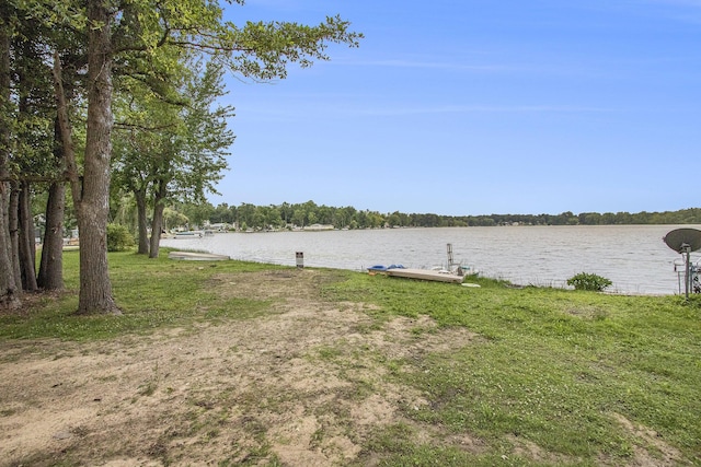 view of yard featuring a water view