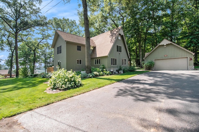 view of front facade featuring a garage and a front yard