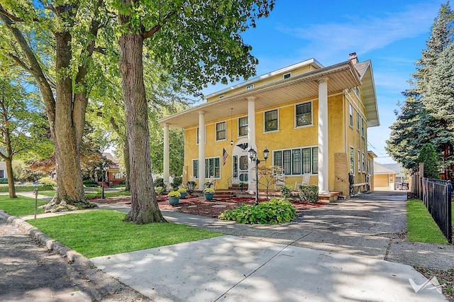 view of front facade featuring a front lawn