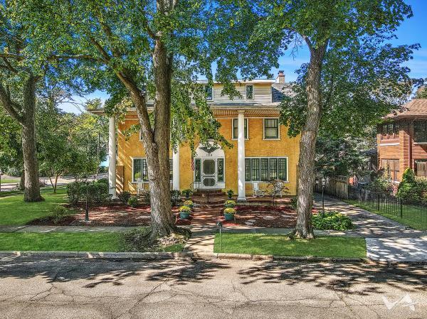 view of front of property featuring a front yard