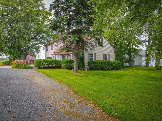 view of front facade with a front lawn