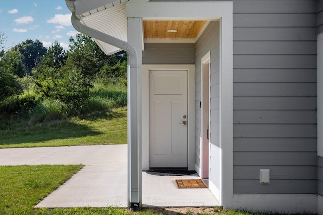 entrance to property with a yard