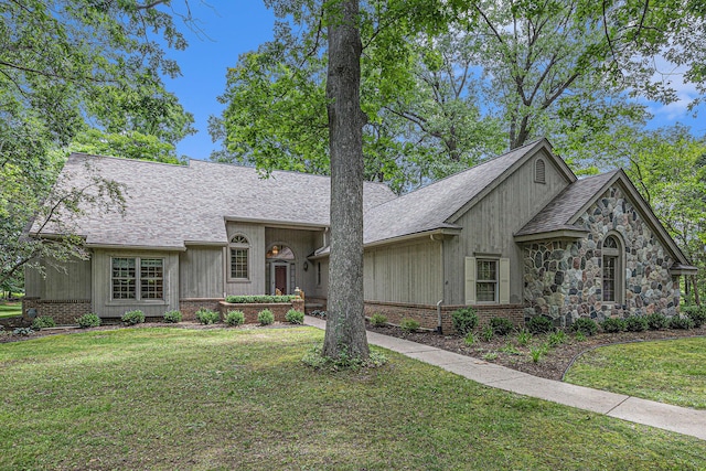 view of front of property with a front yard