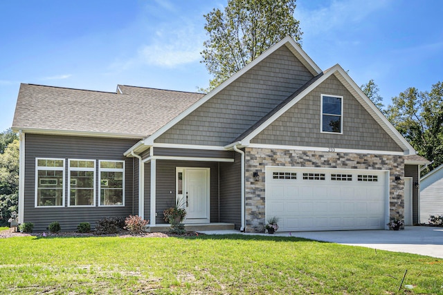 craftsman-style house featuring a front yard