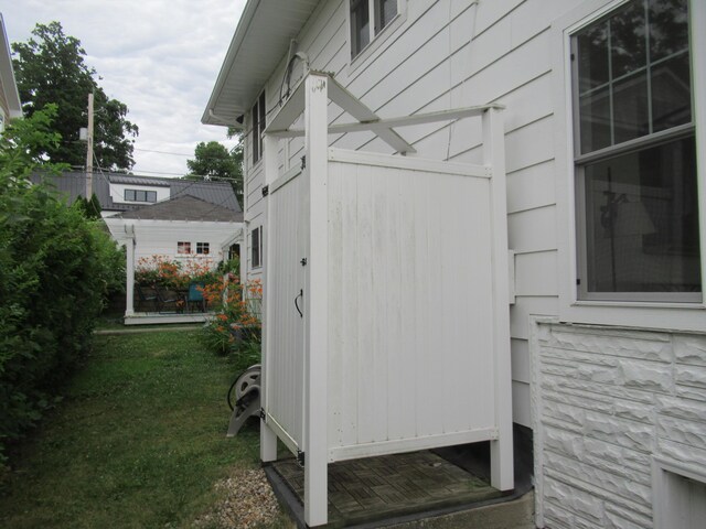 view of side of property featuring a yard