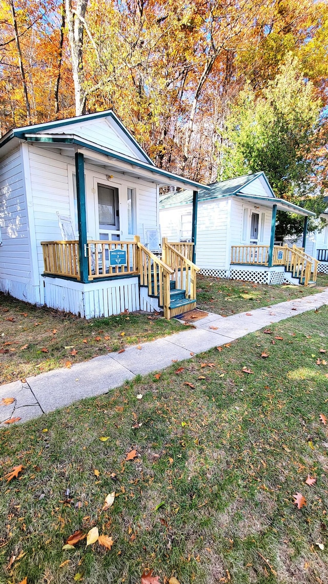 view of front facade with covered porch and a front lawn