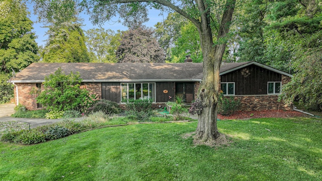 single story home with a front lawn