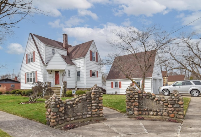 view of front of property featuring a front yard