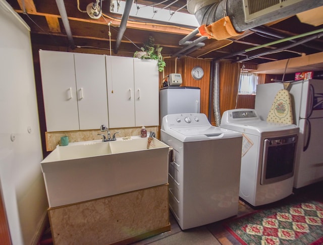 washroom featuring washing machine and clothes dryer