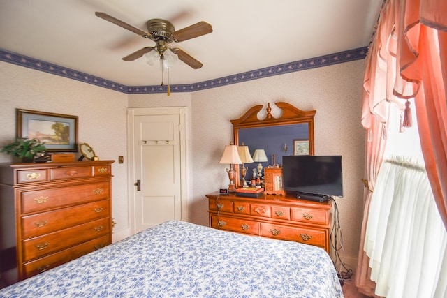 bedroom with ceiling fan