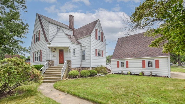 view of front of property featuring a front lawn