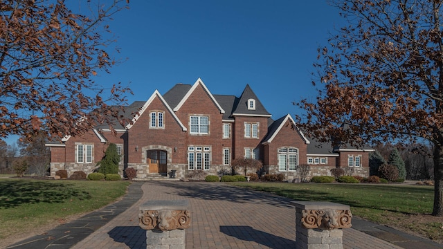 view of front of home featuring a front lawn