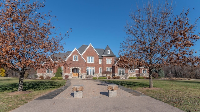 view of front of home featuring a front lawn