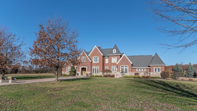 view of front facade with a front lawn