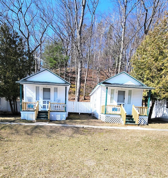 view of front of property featuring a porch and a front yard