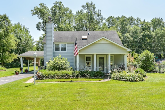 view of front facade with a front lawn, a carport, and covered porch