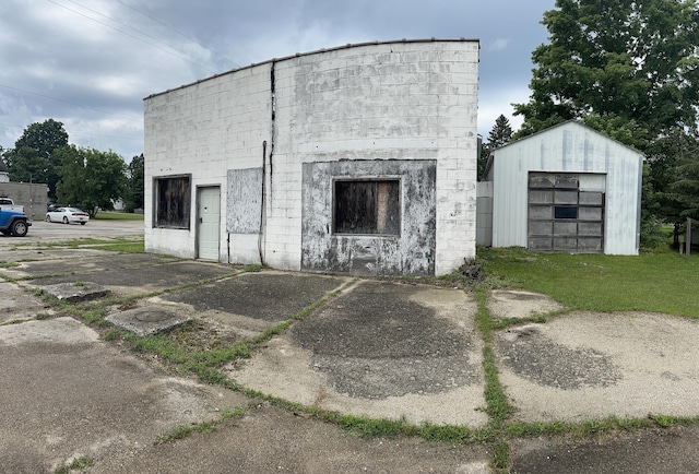 view of outdoor structure featuring a garage