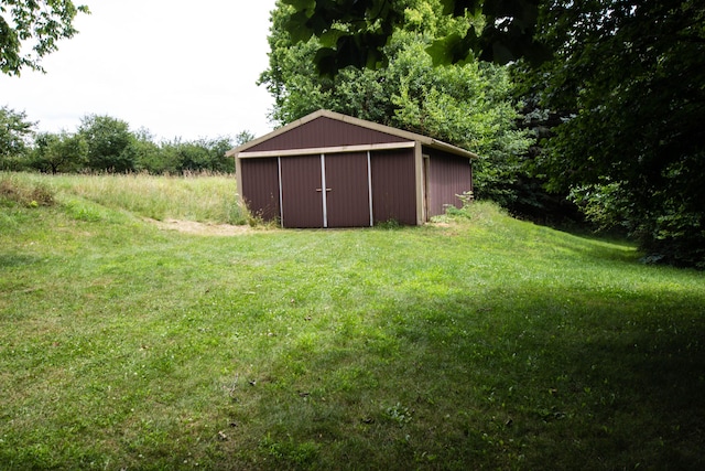 view of yard with an outbuilding