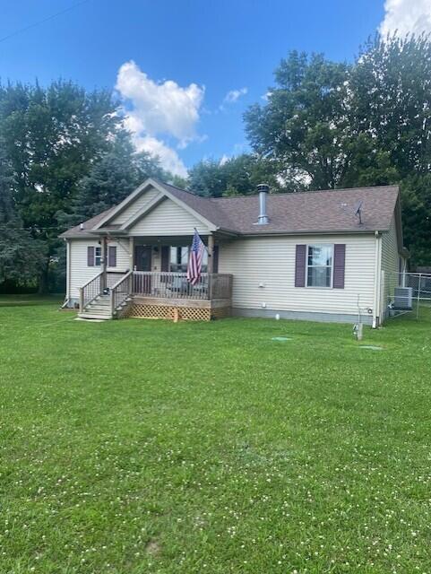 view of front of home with a front lawn