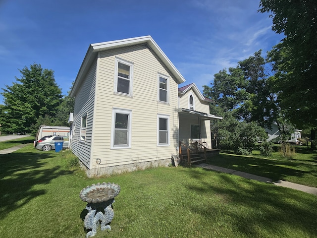 view of side of property featuring a yard