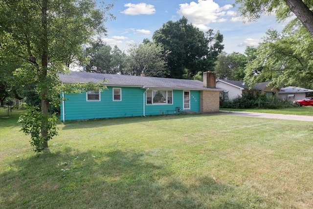 single story home with a front lawn