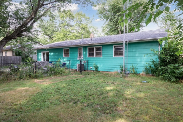 view of front of property featuring a front lawn