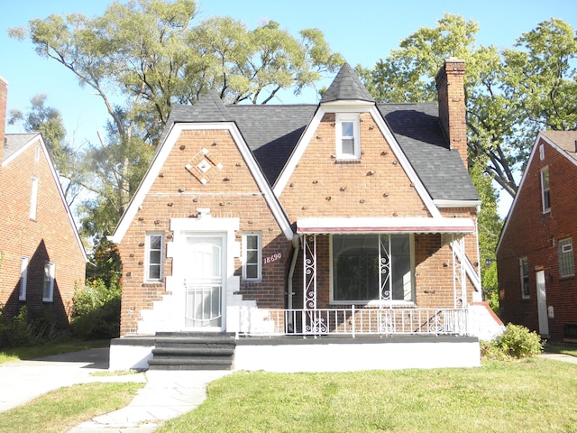 view of front of property with a porch and a front lawn