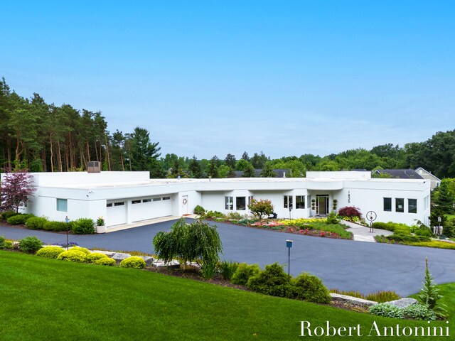 view of front facade featuring a garage and a front lawn