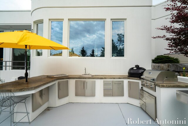 kitchen with kitchen peninsula and sink