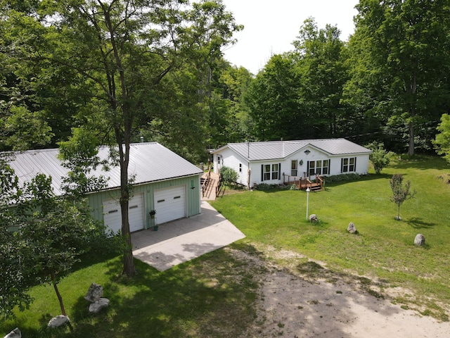 view of front facade with a front yard