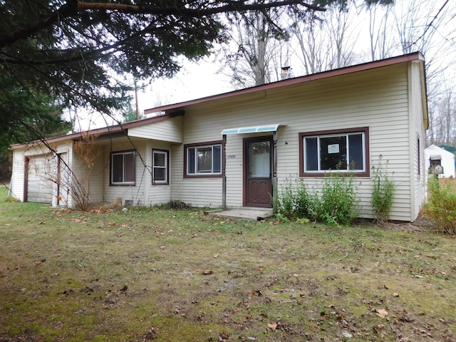 view of front of home featuring a front lawn