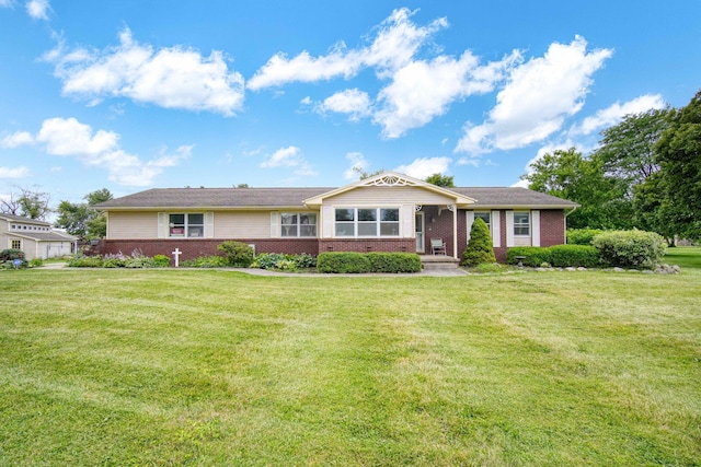 ranch-style house featuring a front lawn