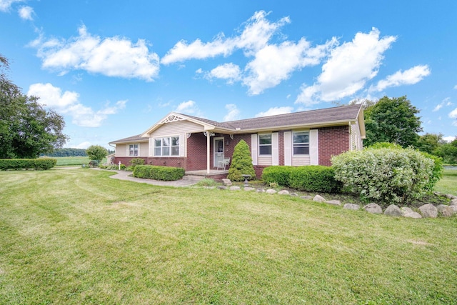 single story home with a front lawn