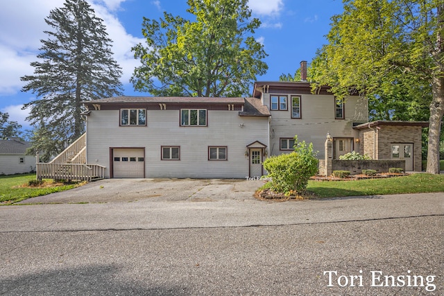 view of front property featuring a garage