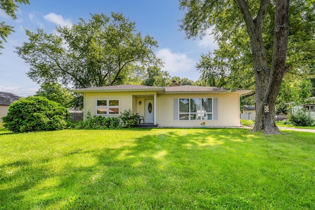 ranch-style house featuring a front yard