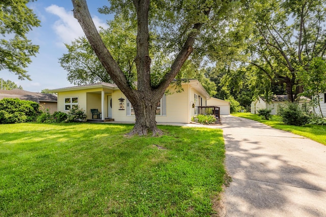 view of front of home featuring a front lawn