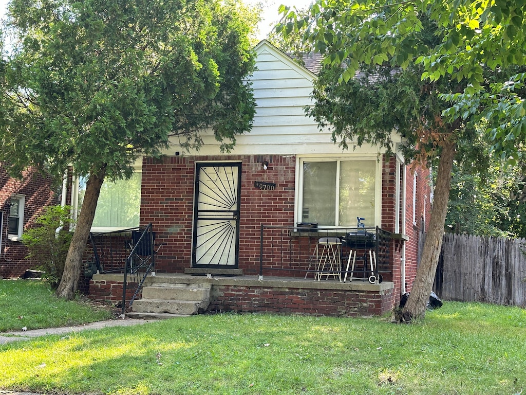 view of front of home featuring a front lawn