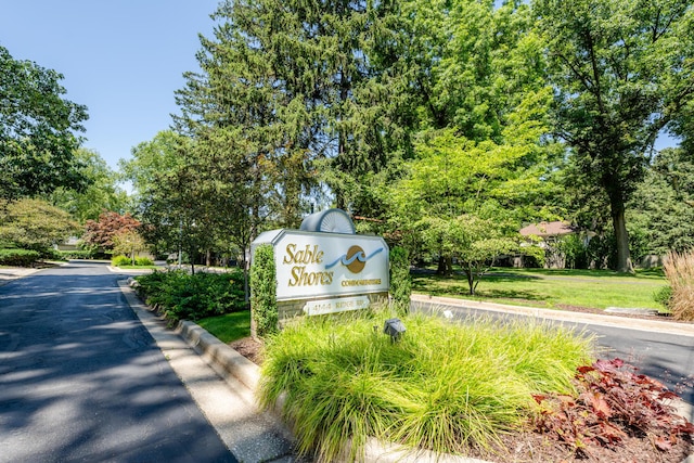 community sign with a yard