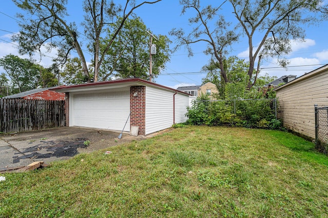 view of yard featuring an outdoor structure and a garage