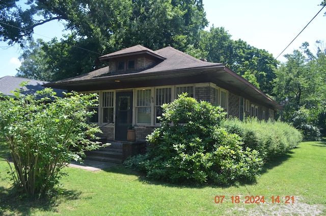 view of front of house featuring a front lawn