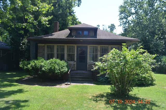 view of front facade with a front lawn