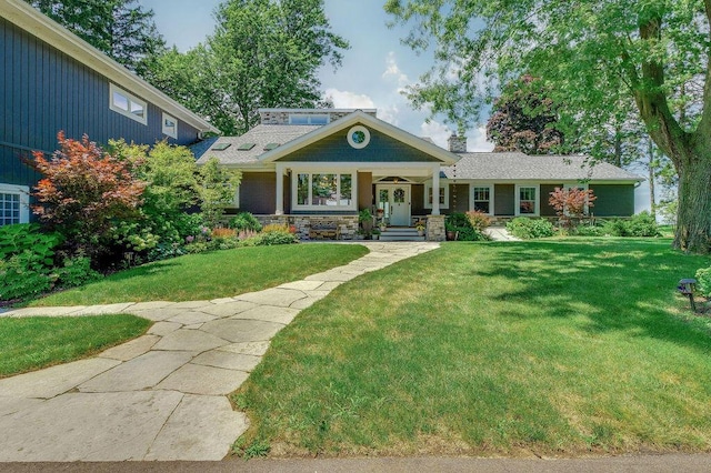 view of front of home featuring a front lawn and a porch