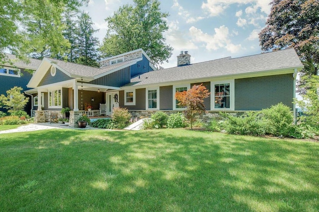 view of front of house featuring a front lawn