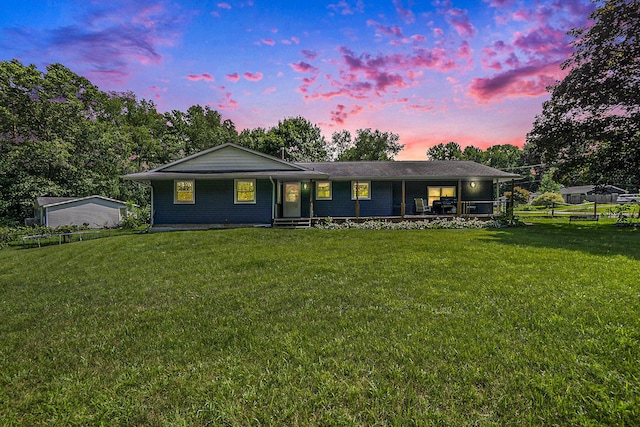 single story home featuring a lawn